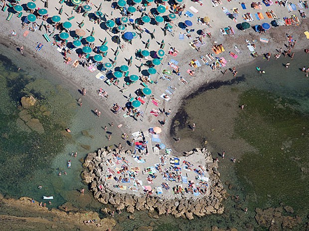 O resultado do trabalho do fotógrafo são imagens que investigam as marcas deixadas pela humanidade no mundo natural. Acima, o litoral de Livorno, na Itália/2007 (Foto: Alex MacLean)