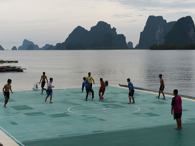 Quadra flutuante fica em vila de pescadores na Tailândia (Foto: Christophe Archambault/AFP )