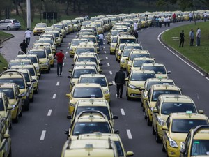 Taxistas realizam protesto contra o aplicativo Uber no Aterro do Flamengo, no Rio de Janeiro. O aplicativo conecta motoristas autônomos e usuários em busca de transporte e é considerado uma concorrência desleal pelos taxistas (Foto:  Fábio Motta/Estadão Conteúdo)