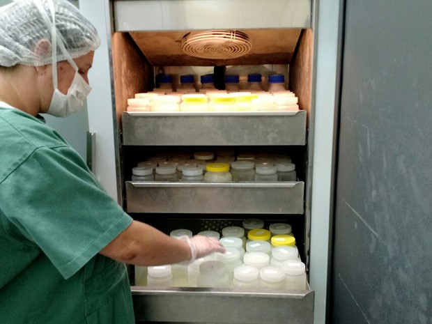 Nutricionista faz contagem de leite humano doado no Centro de Lactação de Campinas (Foto: Patrícia Teixeira / G1)