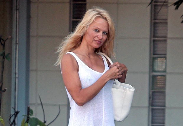 Pamela Anderson Circula Com Look Transparente E Sem Maquiagem Quem Quem News