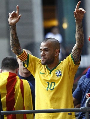 OFF - Convocado para a vaga de Danilo, Dani Alves se apresenta nesta sexta