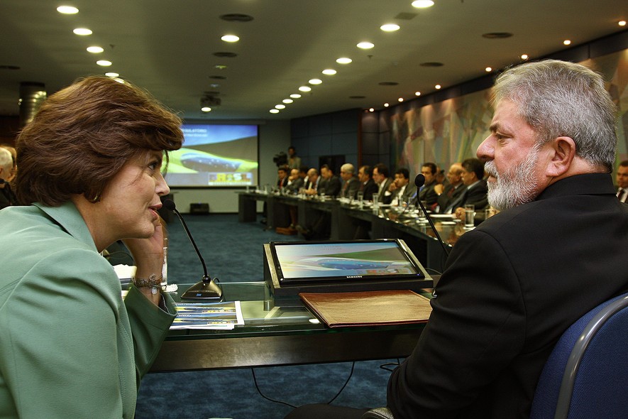 Gerentona – Dilma assumiu o ministério das Minas e Energia com a posse de Lula. Em 2005, tornou-se ministra da Casa Civil. Passou a gerir os principais programas do governo