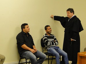 Wemerson Marques e Elenilson da Silva durante julgamento em Contagem (Foto: Pedro Triginelli/G1)