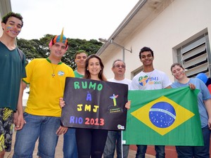 Jovens da paróquia Nossa Senhora Aparecida se preparam para JMJ com passeata pela cidade (Foto: Fernanda Zanetti/G1)