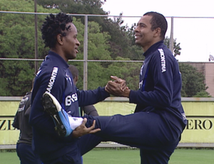 Zé Roberto e Gilberto Silva treinam no Olímpico (Foto: Reprodução/RBS TV)