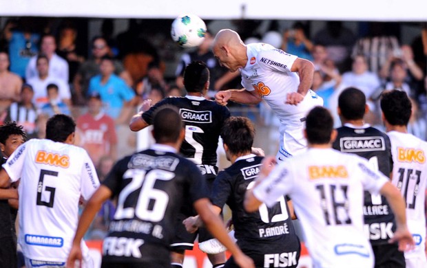 Bruno Rodrigo marca o gol da vitória do Santos (Foto: Marcos Ribolli / Globoesporte.com)