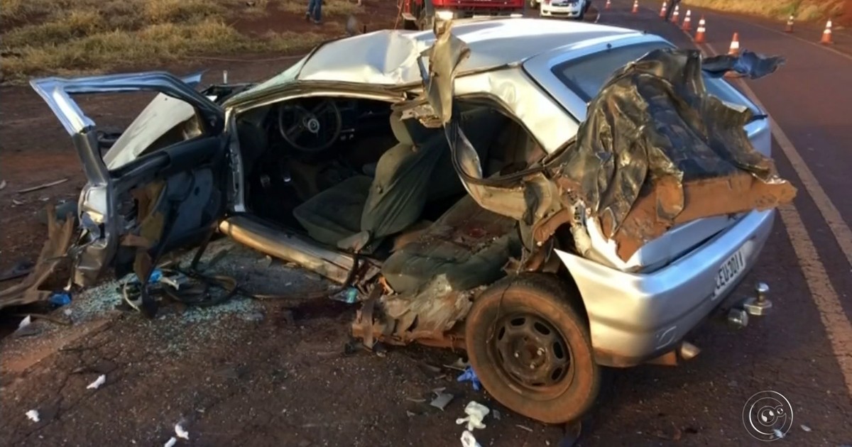 Acidente envolvendo três carros deixa feridos em rodovia de Bariri - Globo.com
