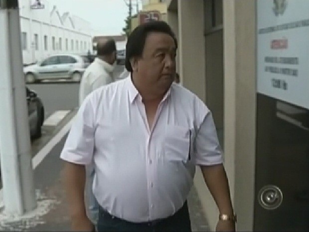 Yoshio Takaoka foi o último a chegar ao cartório eleitoral (Foto: Reprodução TV Tem) Yoshio Takaoka foi o último a chegar ao cartório eleitoral (Foto: Reprodução TV Tem)