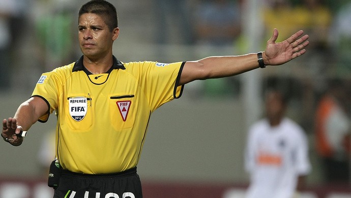 árbitro Francisco Carlos do Nascimento américa-MG e atlético-MG  (Foto: Carlos Roberto / Agência Gazeta Press)