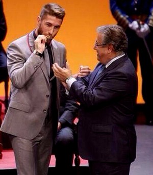 Sergio Ramos ganha a medalha da cidade de Sevilha (Foto: Reprodução / Facebook) Sergio Ramos ganha a medalha da cidade de Sevilha (Foto: Reprodução / Facebook)