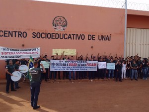 Servidores de Unaí também aderiram à greve (Foto: Lúcio Rocha/ VC no G1)