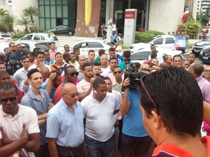 Motoristas se reúnem em protesto na manhã desta quarta-feira (Foto: Jeferson Janer/ TV Bahia)