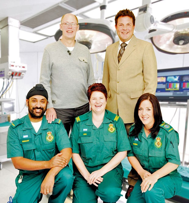 O britânico John Thomsom (o primeiro em pé, da esquerda para a direita) com a equipe que trabalhou em seu resgate (Foto: Divulgação/Northampton General Hospital )
