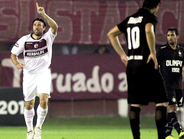 Mariano Pavone comemora gol do Lanús contra o Olimpia (Foto: AP)