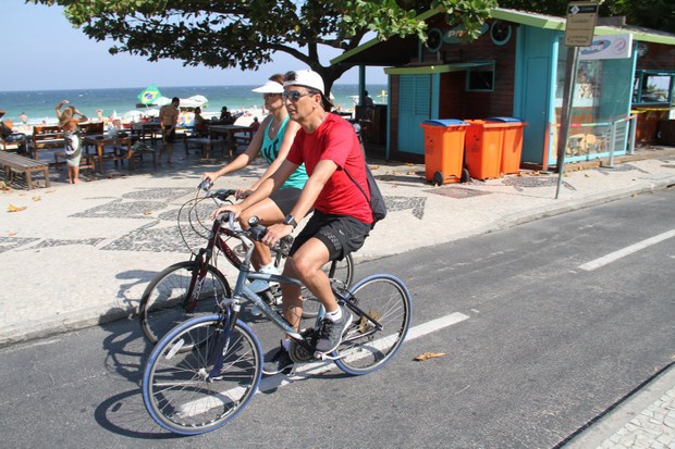 Bebeto, ex-jogador da seleção, e sua esposa andando de bicicleta (Foto: Wallace Barbosa/AgNews)