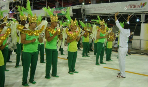 Bateria da escola de samba Tradição Serrana. (Foto: Darshany Loyola / G1 ES)