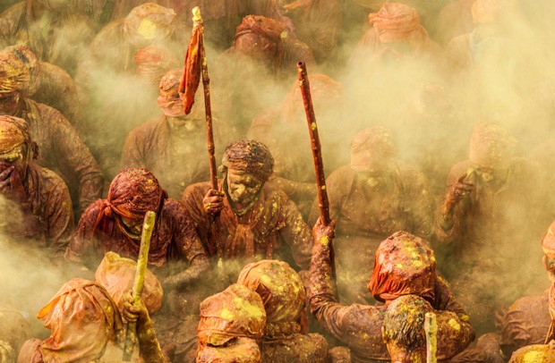 Ioulia Chvestsova enviou para a categoria Arte e Cultura esta imagem de devotos hindus durante o Festival Lathmar Holi, em Nangdaon, no Estado de Uttar Pradesh, Índia (Foto: Ioulia Chvestsova/2015 Sony World Photography Awards)