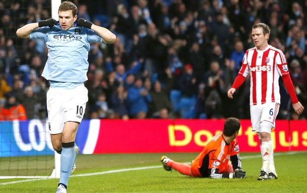 Dzeko comemora gol do Manchester City contra o Stoke (Foto: Agência Reuters)
