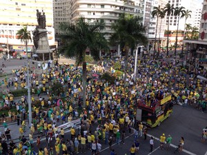 Manifestação na Praça da Independência em Santos  (Foto: Mariane Rossi / G1)
