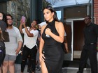 Kim Kardashian investe em vestido com fenda para jantar
