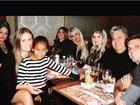 Monique Evans posta foto com a namorada, a mãe e os filhos reunidos