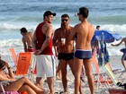 Kléber Bambam curte praia com os amigos no Rio