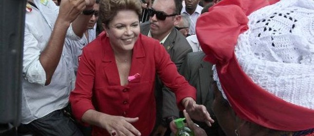 Dilma, em campanha em Salvador (Foto: Dario G. Neto / EFE)