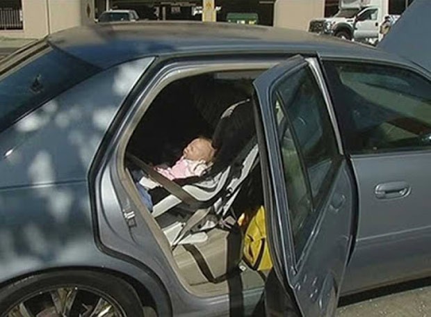 Polícia quebrou vidro resgatar bebê em carro, mas achou boneca hiper-realista (Foto: Reprodução/YouTube/SakicaHD)