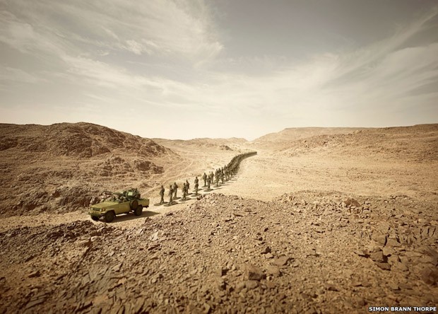 Esta foto de uma fileira de 'soldados de brinquedo' é chamada "Estrada para Lugar Nenhum" e foi feita em uma área perigosa onde estão várias minas terrestres que não explodiram (Foto: Simon Brann Thorpe)