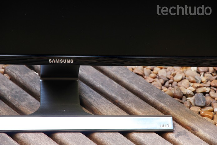 O monitor Samsung UD590 tem uma base de plástico que parece bastante frágil (Foto: Anna Kellen Bull/TechTudo) O monitor Samsung UD590 tem uma base de plástico que parece bastante frágil (Foto: Anna Kellen Bull/TechTudo)