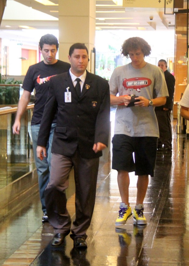 David Luiz em shopping do Rio (Foto: Daniel Delmiro / AgNews)