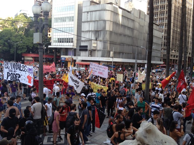 Protesto no Centro de Porto Alegre (Foto: Estêvão Pires/G1)