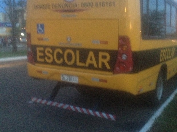 Ônibus escolares são do interior do estado, mas estavam em evento religioso na capital (Foto: Internauta G1)