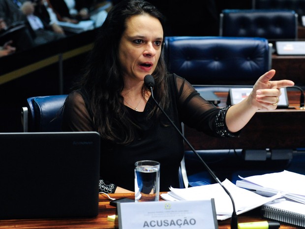 A jurista Janaína Paschoal, co-autora do pedido de impeachment, fala durante a sessão do julgamento final da presidente afastada Dilma Rousseff no plenário do Senado, em Brasília (Foto: Jonas Pereira/Agência Senado)
