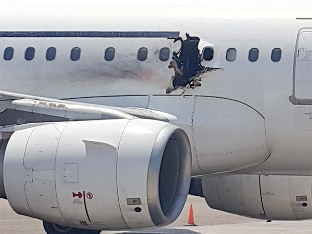 Explosão abriu buraco em avião da Daallo Airlines que fez pouso de emergência em aeroporto da Somália (Foto: AP Photo)