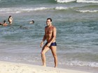 Henri Castelli aproveita o calor no Rio e vai à praia