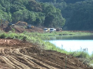 Obras da Sabesp na represa Atibainha entre Nazaré Paulista e Joanópolis (Foto: Reprodução/TV Vanguarda)