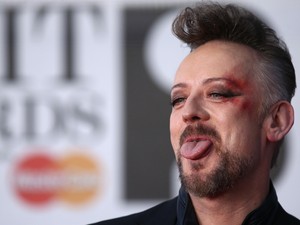 Boy George no tapete vermelho do Brit Awards 2014. 'Tomara que seja maquiagem criativamente aplicada, não uma ferida no rosto', comentou o jornal britânico 'The Guardian' (Foto: AFP PHOTO / ANDREW COWIE ) Boy George no tapete vermelho do Brit Awards 2014. 'Tomara que seja maquiagem criativamente aplicada, não uma ferida no rosto', comentou o jornal britânico 'The Guardian' (Foto: AFP PHOTO / ANDREW COWIE )