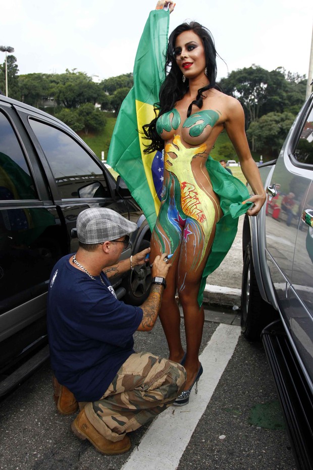 Gata do Paulistão 2012, Lorena Bueri posa em frente ao Estádio do Pacaembú (Foto: Paduardo/AgNews)