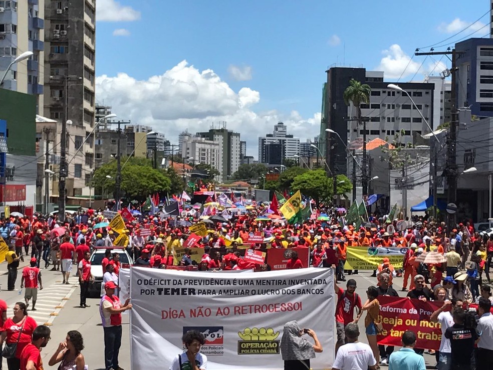 RECIFE: Manifestantes deixaram a Praça Oswaldo Cruz e saíram em caminhada pela Avenida Conde da Boa Vista (Foto: Thays Estarque/G1)