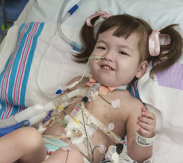 A menina Hannah Warren, de 2 anos, após a cirurgia de implantação da traqueia  (Foto: OSF Saint Francis Medical Center/AP)