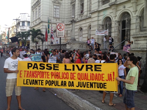 Estudantes levaram cartazes e apitos para protestar contra aumento da passagem no Centro de João Pessoa  (Foto: Walter Paparazzo/G1)