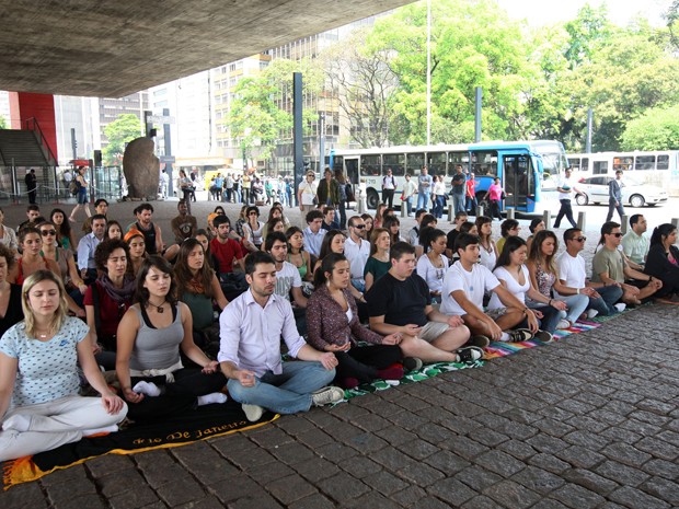 Pessoas participam de meditação coletiva no vão do Masp (Foto: André Lessa/AE)