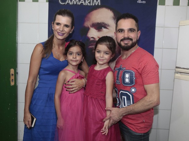 Luciano com a mulher, Flávia Camargo, e com as filhas gêmeas, Helena e Isabella, em show no Rio (Foto: Isac Luz/ EGO)