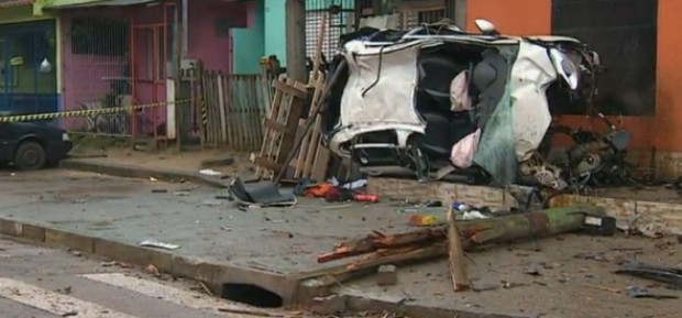 Carro ficou destruído após bater em poste e árvore em Porto Alegre (Foto: Reprodução)