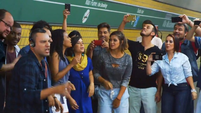 Participantes do 'A Cappella' cantam no metrô (Foto: TV Globo)