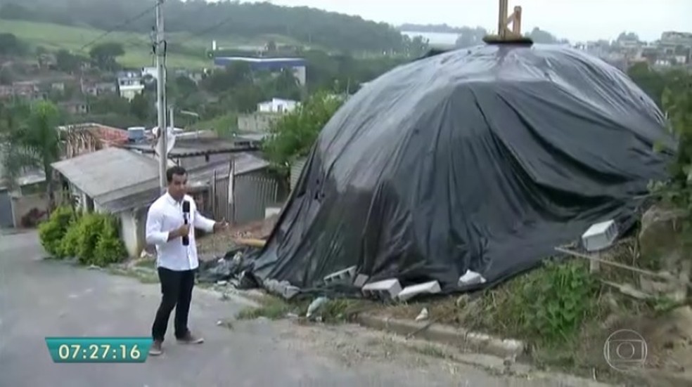 Rocha que atingiu carro em Vargem Grande Paulista coberta com lona (Foto: Reprodução/TV Globo)