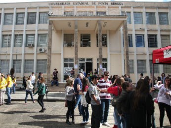 Campus central da UEPG, em Ponta Grossa, durante o Vestibular de Inverno 2013 (Foto: Divulgação/UEPG)