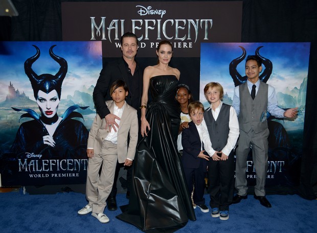 Angelina Jolie e Brad Pitt com os filhos Pax, Zahara, Knox, Shiloh e Maddox em première de filme em Los Angeles, nos Estados Unidos (Foto: Charley Gallay/ AFP )